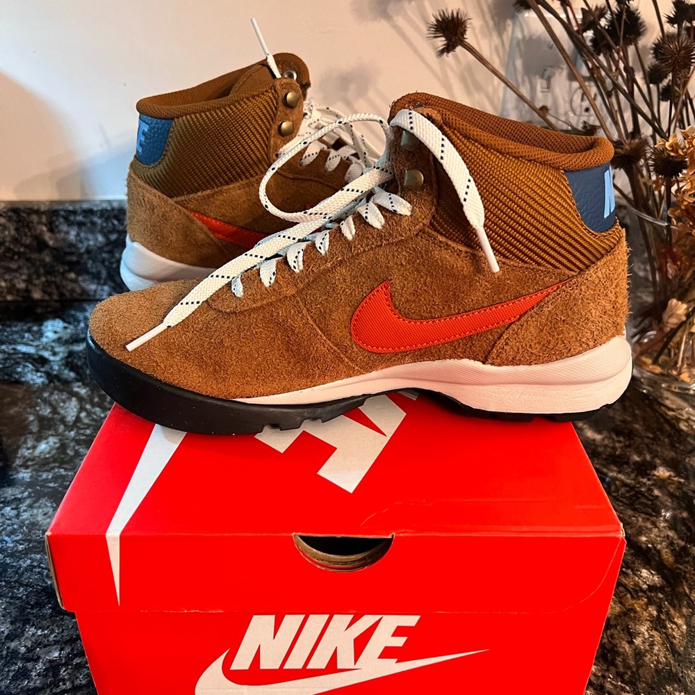 Nike Hoodland Boots - Water-resistant suede-CU1585-200